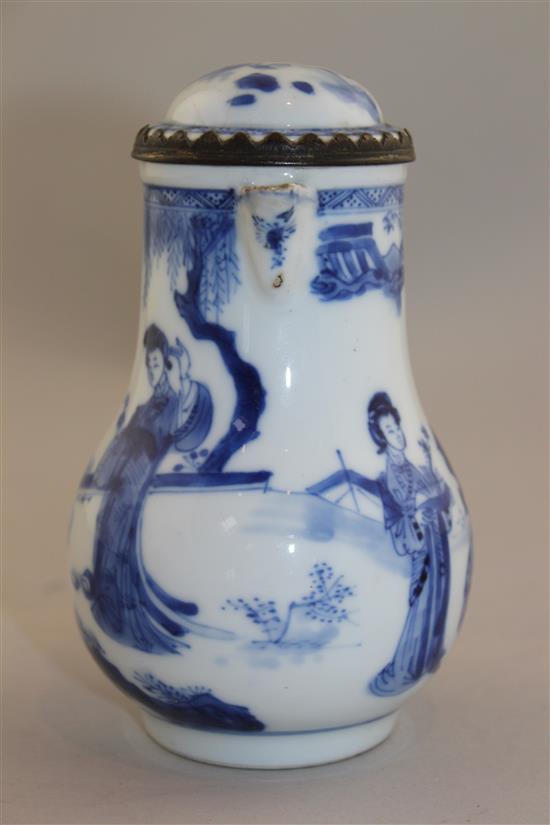 A Chinese export blue and white jug and cover, Kangxi period, 14cm, faults to handle and hinge